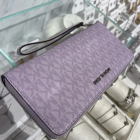 MICHAEL KORS Jet Set Lg Signature Logo Continental Wallet Wristlet
Lt Quartz - Picture 15 of 16